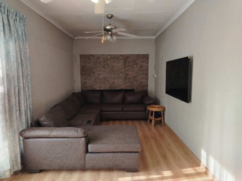 Spacious Family Home with Pool & Double Garage - Photo 5
