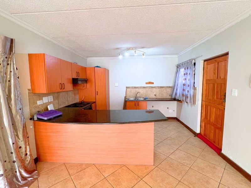 Three bedroom home in secure estate - Photo 10