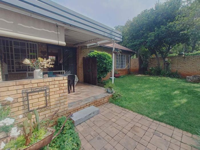 Property #2487419, Townhouse For Sale in Hennopspark