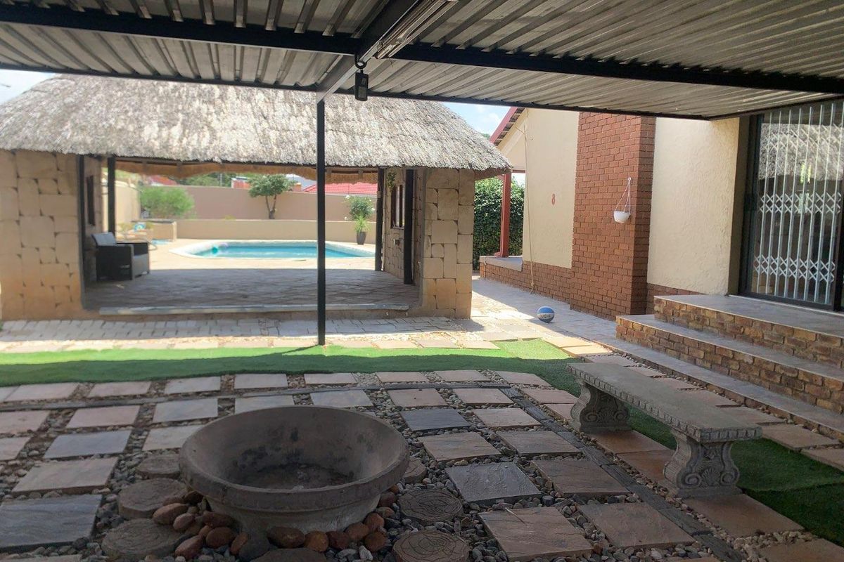 **Create Cherished Family Memories in the Heart of Glenanda - Photo 4