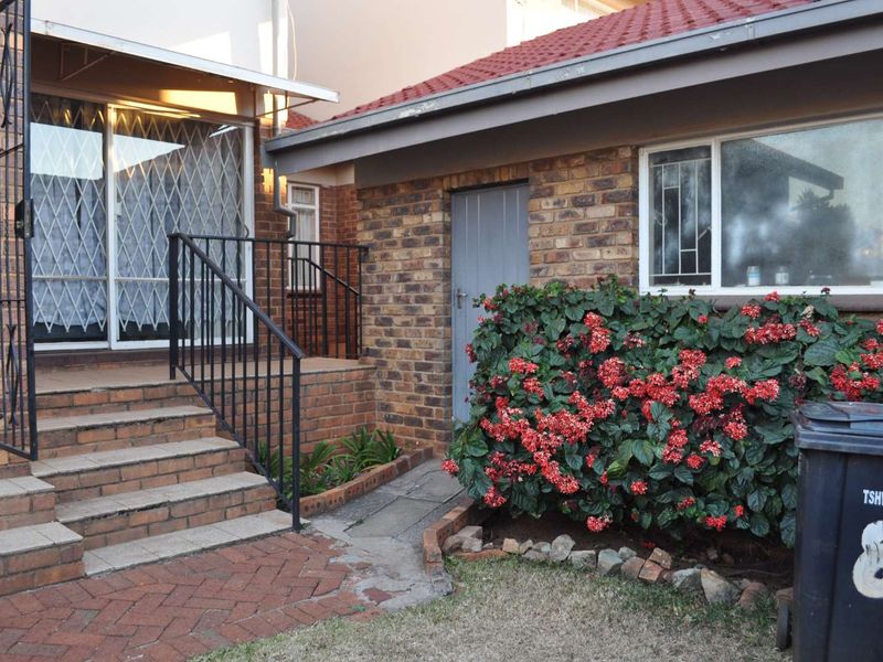 Spacious 3 bedroom duplex with wrap around garden - Photo 9