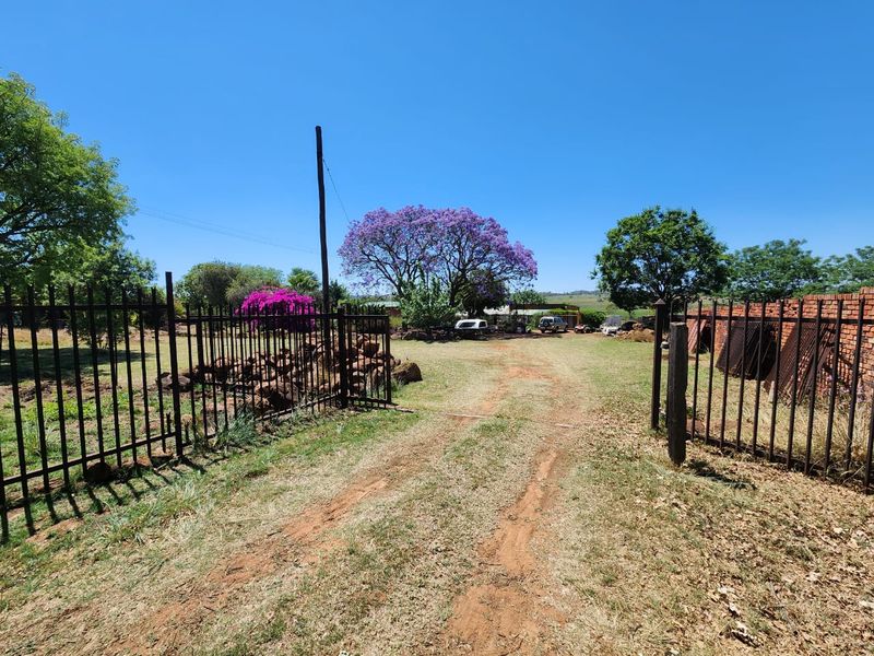7 Bedroom Farm Next to Main Road in Haakdoornboom - Photo 2