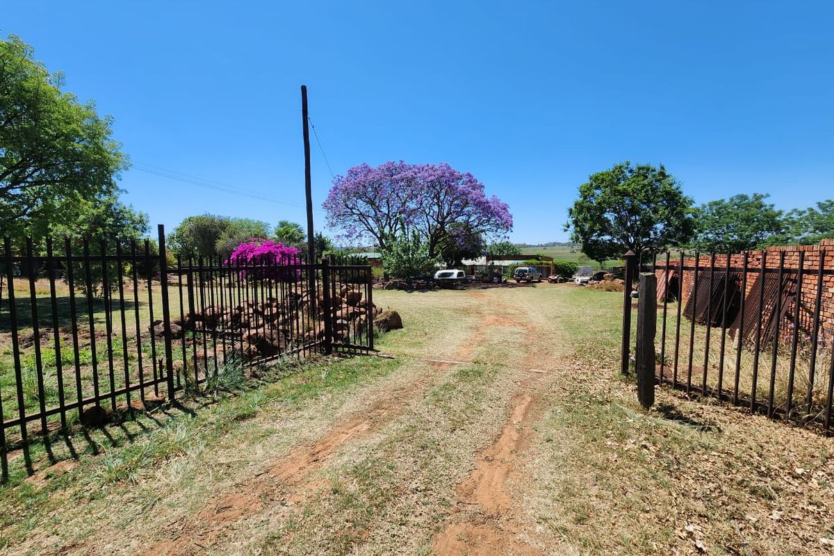 7 Bedroom Farm Next to Main Road in Haakdoornboom - Photo 2