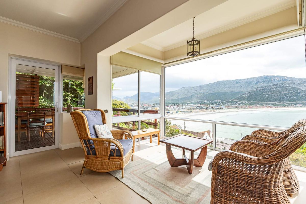 Multi-level Seaview home with flexible dual living options - Photo 2