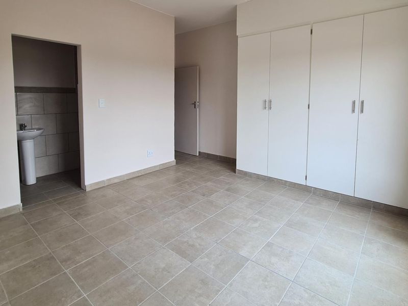 3 Bedroom / 2 Bathroom / Laundry / 1Garage / 1st floor apartment - Photo 9