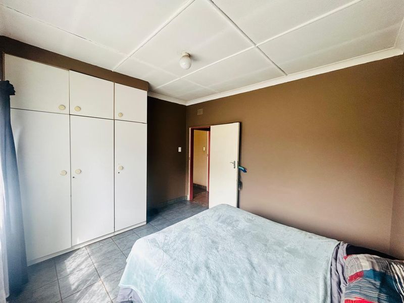 Charming 3-Bedroom Home with Luxurious Amenities - Photo 6