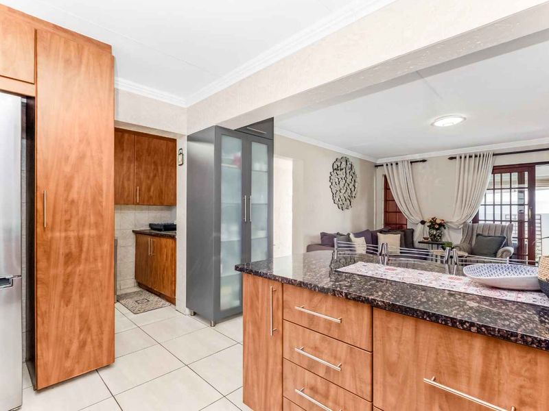 STUNNING LIGHT AND BRIGHT SIMPLEX - IN SOUGHT AFTER FLEETWOOD ESTATE - Photo 10