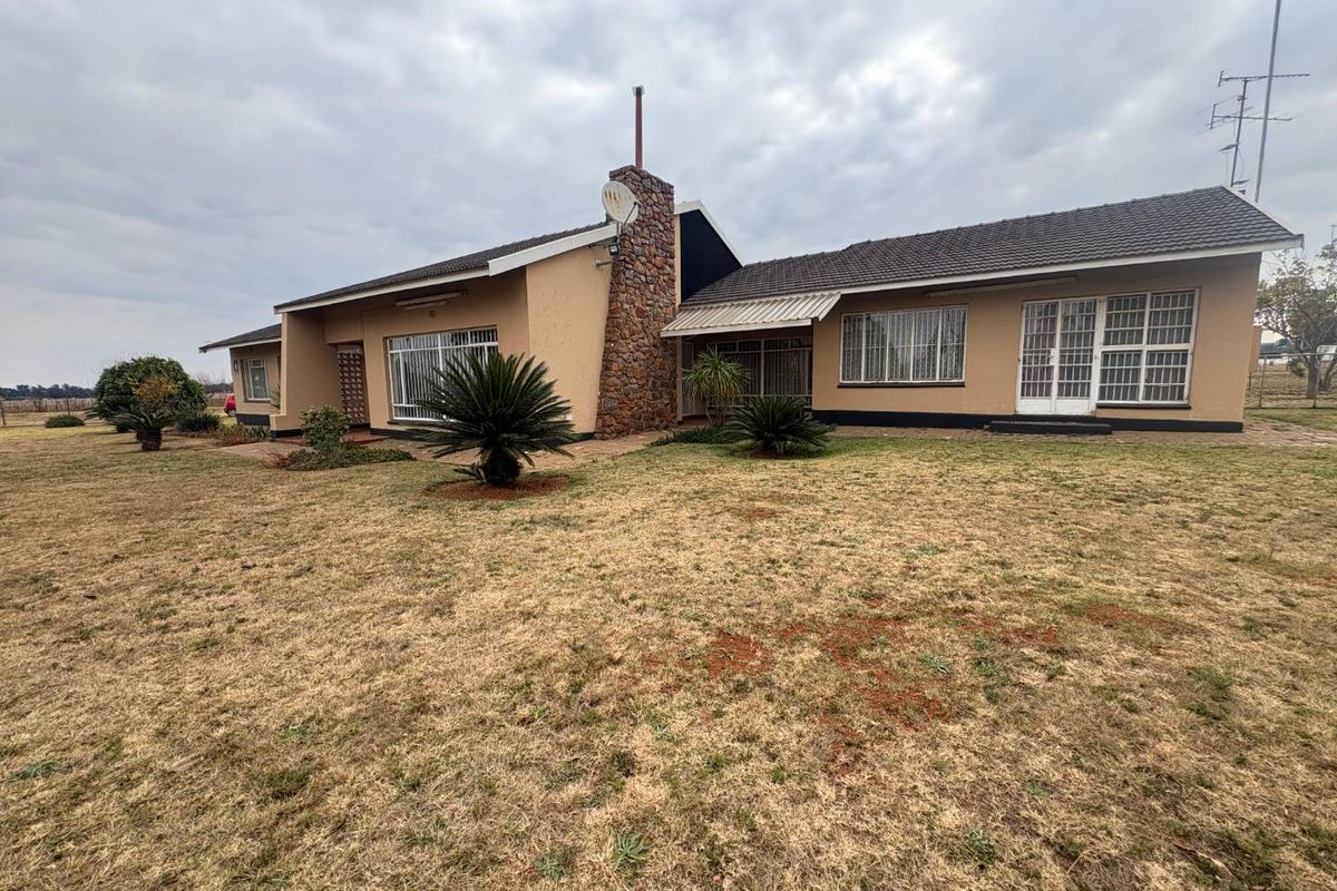 1.4ha Smallholding with Main Residence, Flatlet & Extensive Outbuildings - Photo 2