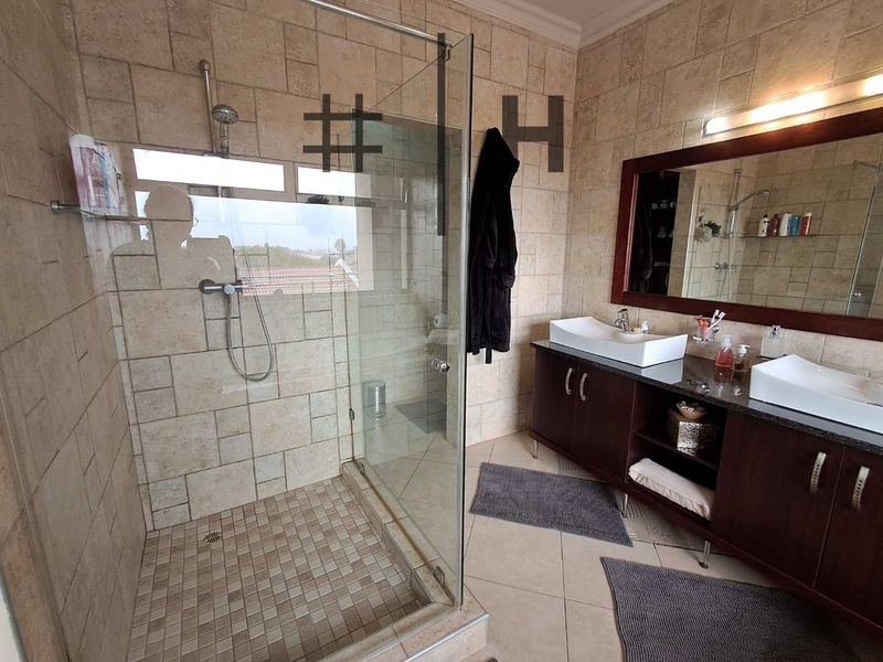 5 Bedroom House for Sale in Ocean View with 1 Bedroom flat - Photo 8