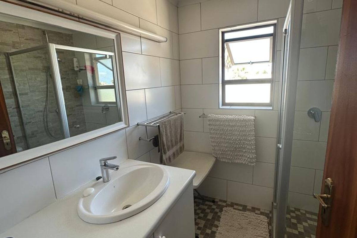 🏡 Reduced to go🏡 Buy a 4 bedroom duplex Townhouse in Swakopmund 📌 CBD!!️selling at N$ 3500 000 cost exclusive in Mainau complex. - Photo 4