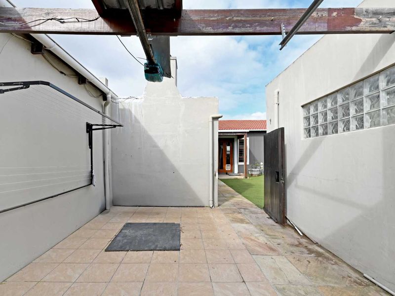 Charming Family Home with Entertainment Area & Separate Studio Apartment - Photo 10