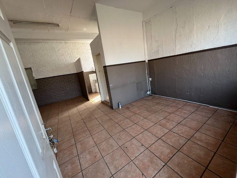 Spacious Industrial Office Warehouse !!! - Photo 8