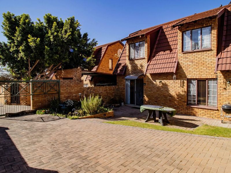 Beautifully Appointed 3-Bedroom Townhouse in Barn Lodge, Boskruin - Photo 10