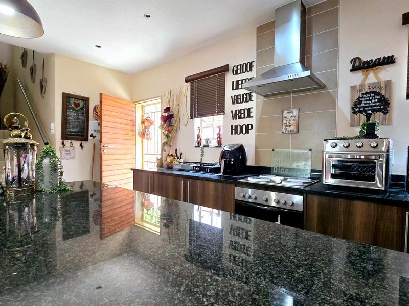 MODERN 4 BEDROOM TOWNHOUSE IN MOOIKLOOF RIDGE - Photo 10