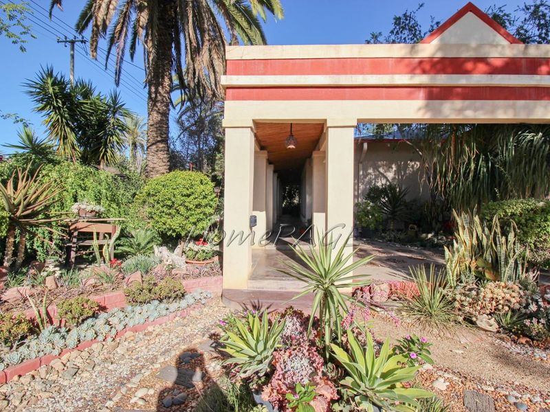 Otjiwarongo:  Beautiful and pristine 3- bedroom house with a beautiful well-kept garden and a detached 2- bedroom flat - Photo 2