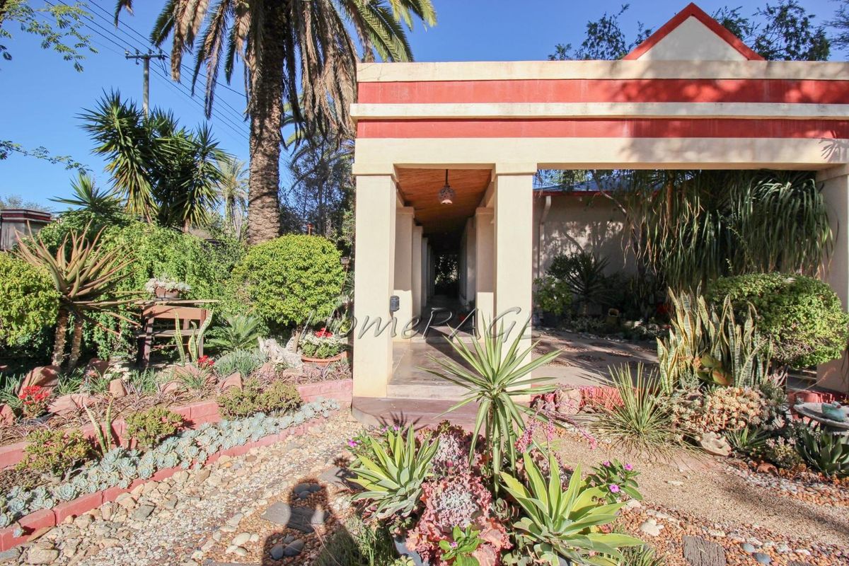 Otjiwarongo:  Beautiful and pristine 3- bedroom house with a beautiful well-kept garden and a detached 2- bedroom flat - Photo 2