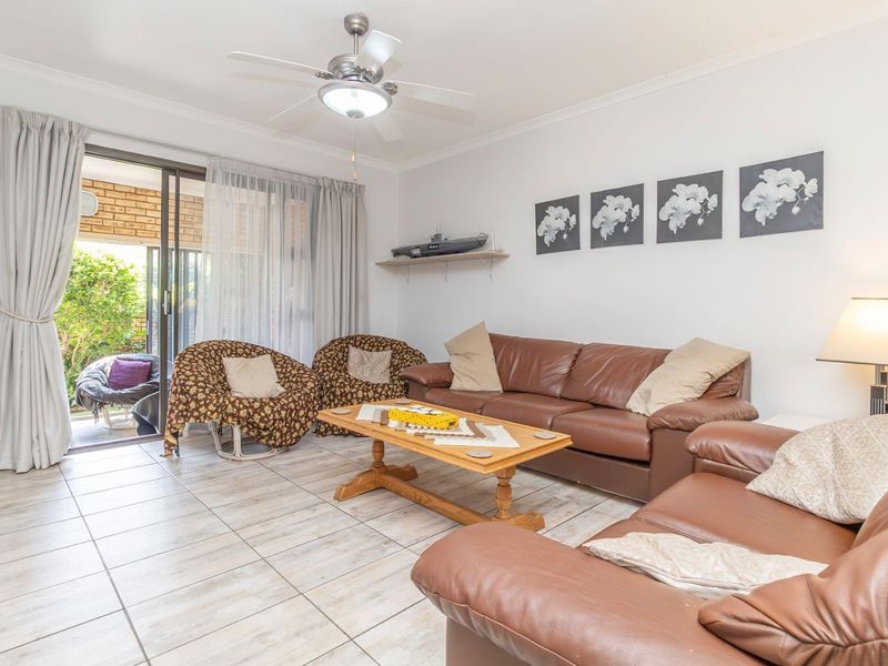 Stunning Duplex in sought after Honeydew Manor - Where space and style connect – - Photo 6