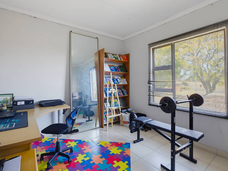 Family Home with Breathtaking Glenvista Views - Photo 8