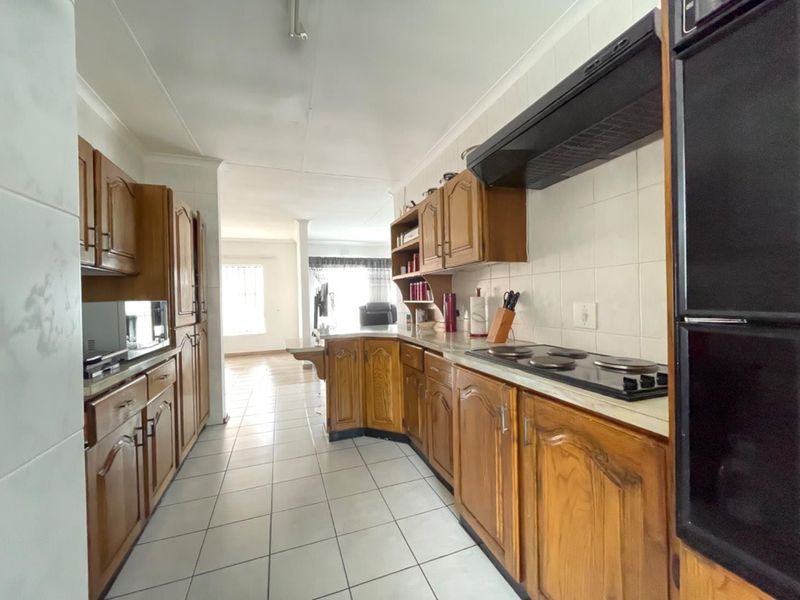 Spacious Cluster With Private Garden & Double Garage - Photo 9