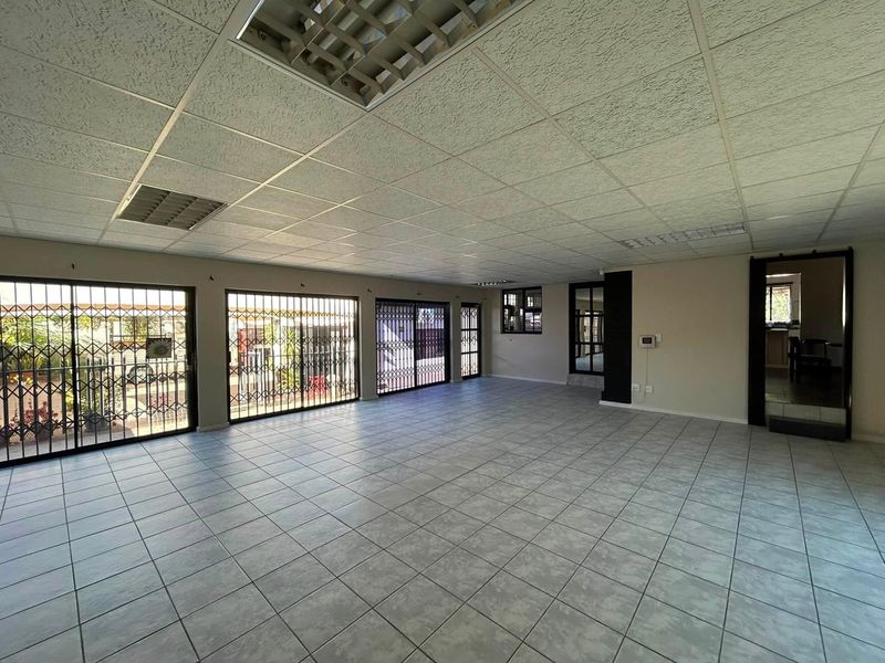 PRIME OFFICE INVESTMENT IN A HIGH-DEMAND LOCATION - Photo 5