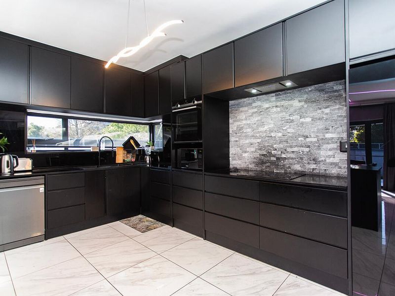 Prime Investment Meets Luxury Lifestyle - Photo 8