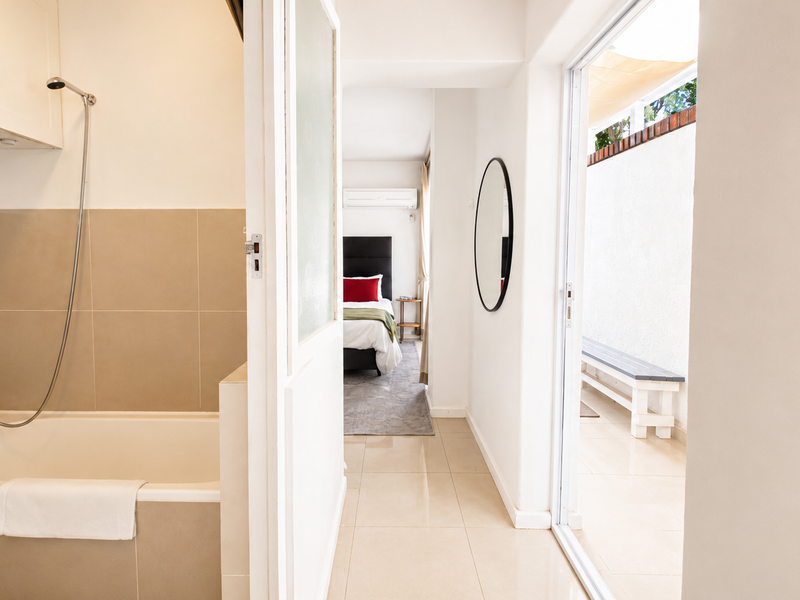 Secure Furnished Studio with Patio & Parking - Tamboerskloof - Photo 4