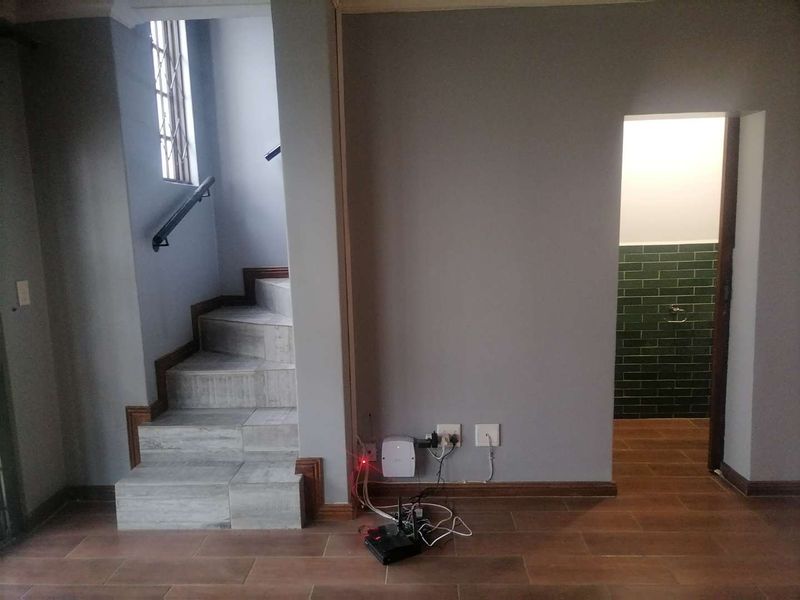 **Charming 2-Bedroom Townhouse with Modern Amenities** - Photo 7