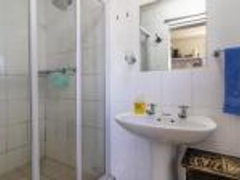 Beautiful 1 Bedroom Apartment for Sale in Secure Complex - Photo 3