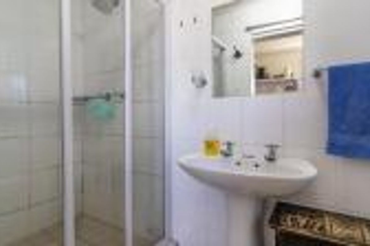 Beautiful 1 Bedroom Apartment for Sale in Secure Complex - Photo 3