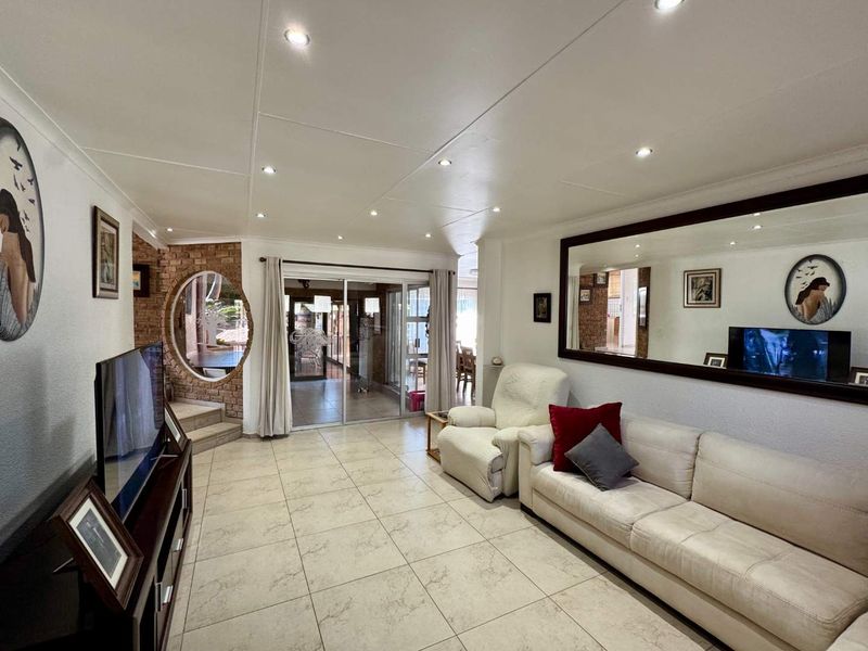 Stunning Family Home in Rangeview - Photo 4