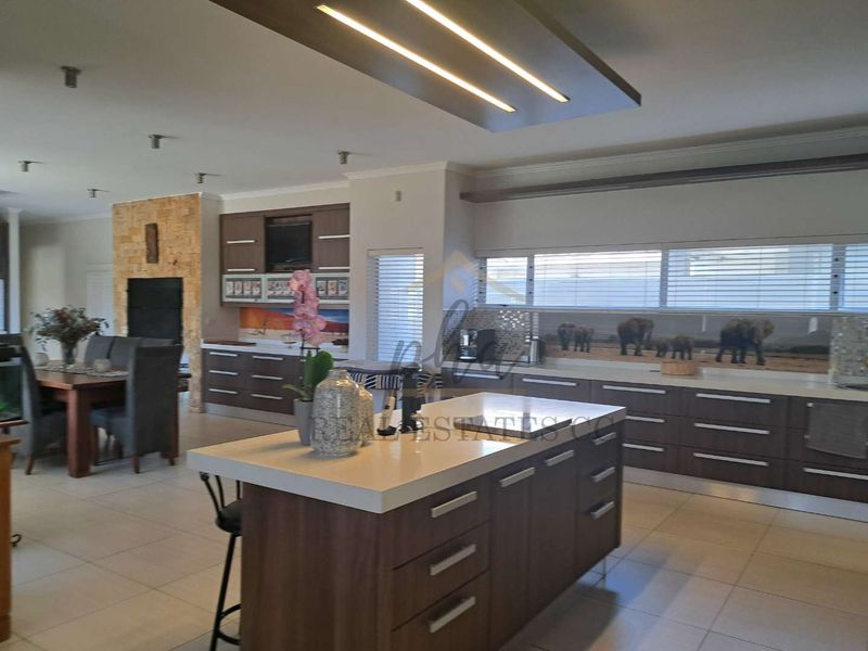 Luxurious 3-Bedroom Home with exquisite finishes in prime Meersig Area selling for N$4.9 mil - Photo 9