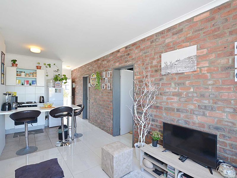 Neat Two Bedroom Apartment - Photo 3