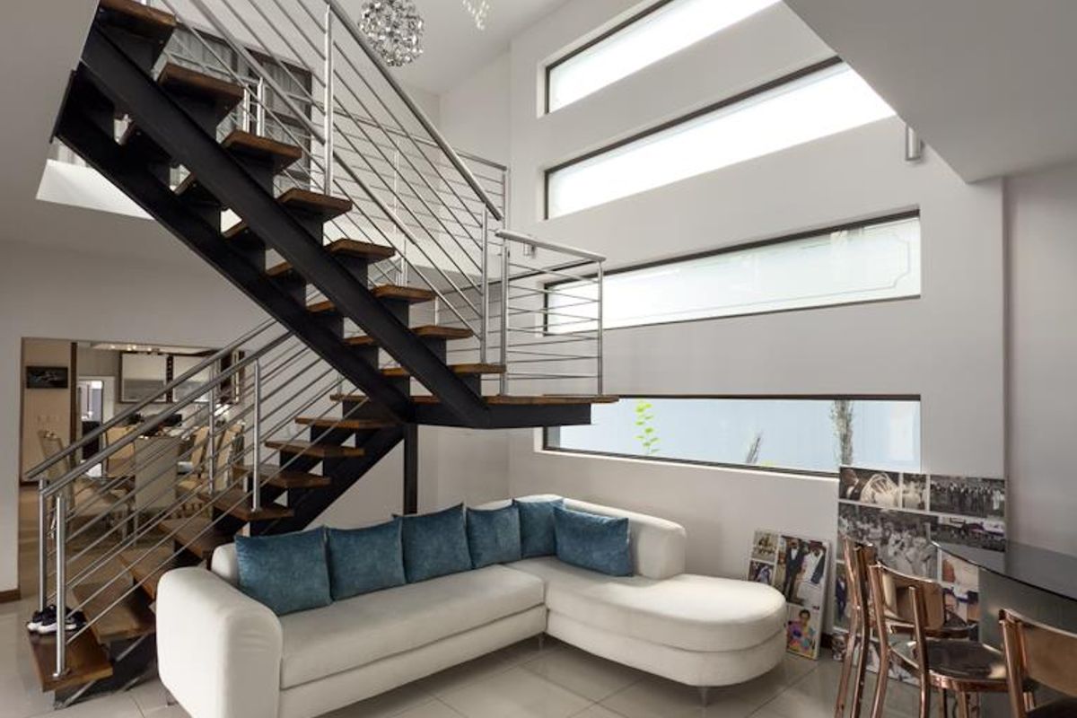 Grand Private Cul-de-Sac Residence with Exceptional Dual-Living Potential - Photo 4