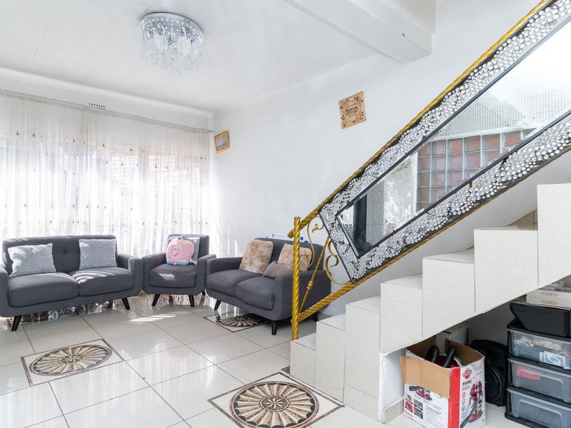 Open-Plan Elegance: Your Dream Townhouse Awaits! - Photo 5