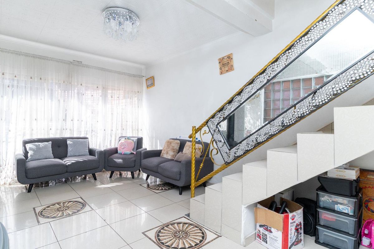 Open-Plan Elegance: Your Dream Townhouse Awaits! - Photo 5