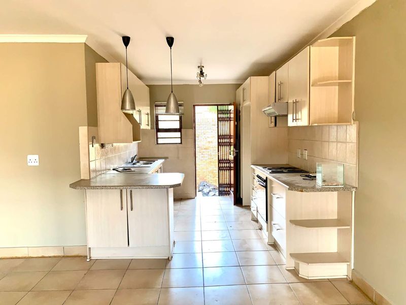 Beautiful, Fresh & Cozy Ground Floor Townhouse – Northern Bloemfontein - Photo 5