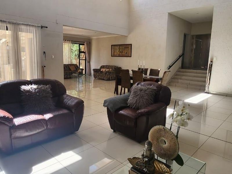 Spacious family home, with views and near amenities - Photo 2