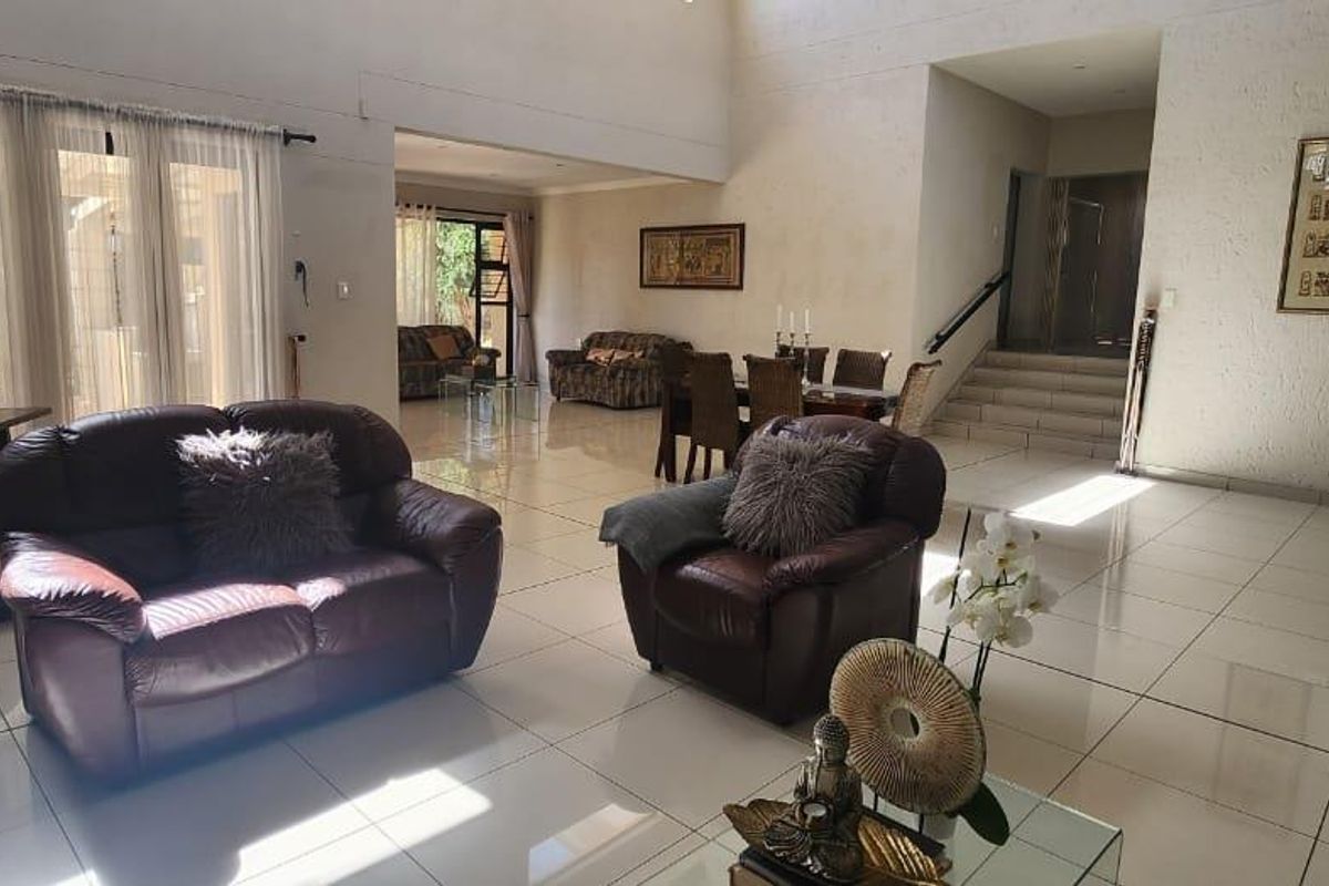 Spacious family home, with views and near amenities - Photo 2