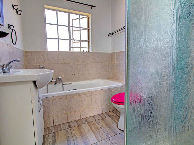 Townhouse Gem: Comfort, Style, and Convenience Await! - Photo 10