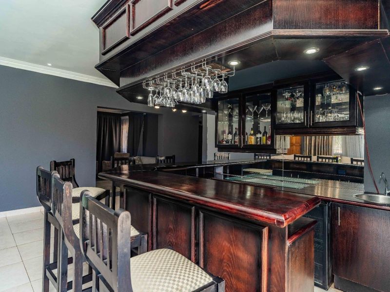 Jaw-dropping Stunner! Ultimate dream house at an unbeatable price! - Photo 9