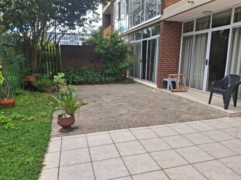 A MAGNIFICENT TWO BEDROOM GARDEN APARTMENT - Photo 4