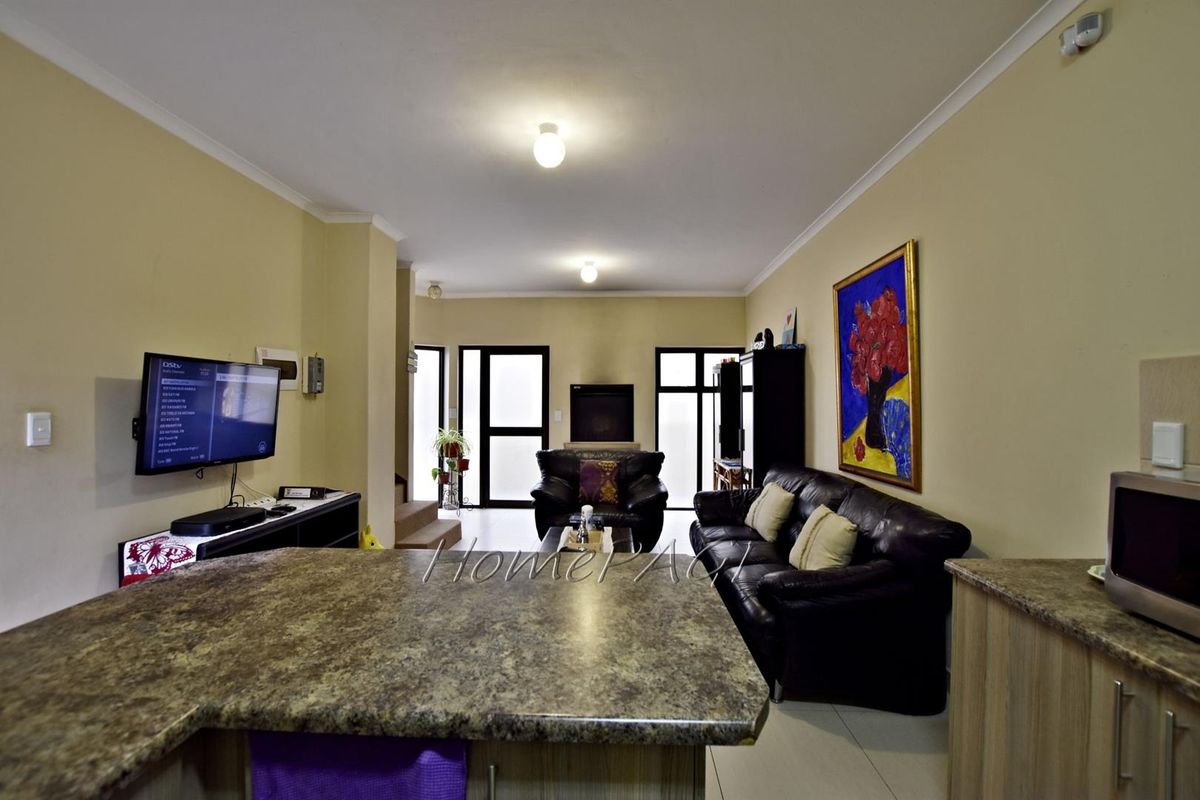 Hermes, Walvis Bay:  Very neat 3 Bedr Townhouse for sale - Photo 5