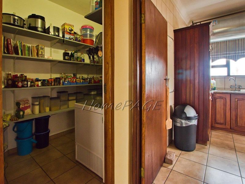 Ext 6, Beach Front, Henties Bay: HUGE 7 Bedr home with sea views for sale - Photo 10