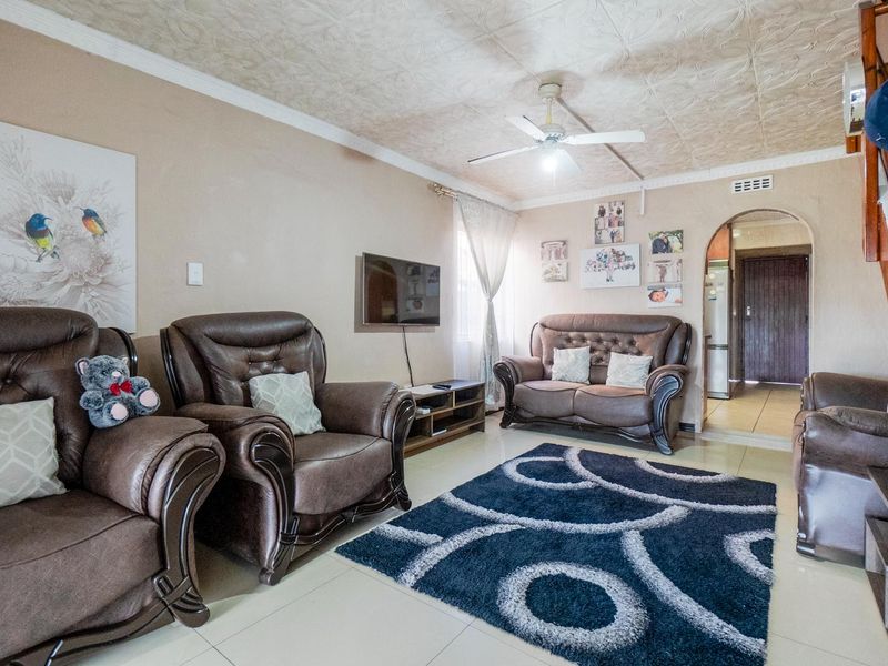 Move-In Ready Duplex in Lotus Park – Space, Security & Smart Living - Photo 10