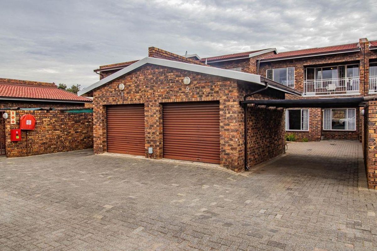 Modern 3 Bedroom Duplex with Private Pool & Entertainment Area in Brackenhurst - Photo 2
