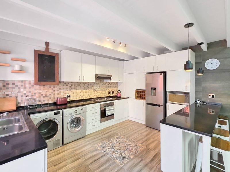 Two bedroom house to let in Buitenkant Street, Gardens. - Photo 8