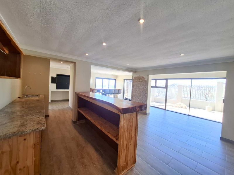 A Stately Home with Breathtaking Views - Photo 10