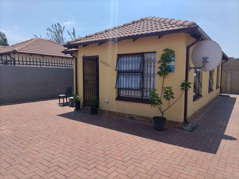 Beautiful home in a gated community - Photo 4