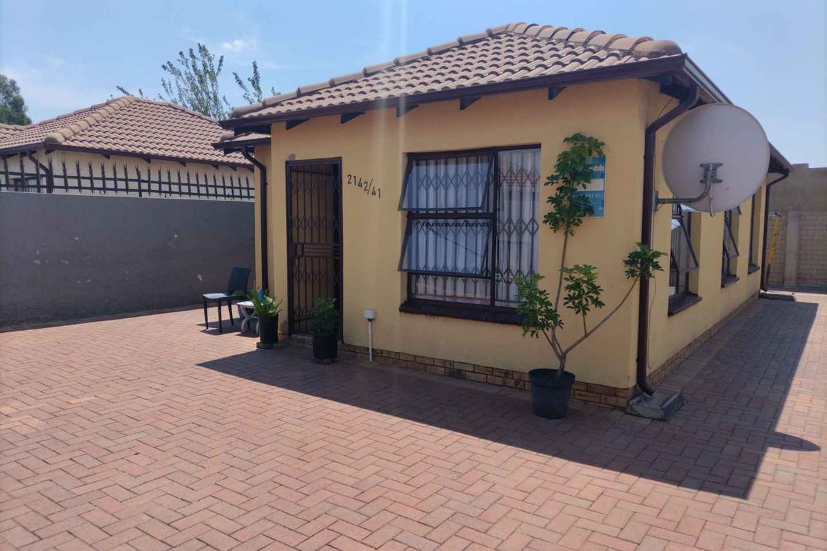Beautiful home in a gated community - Photo 4