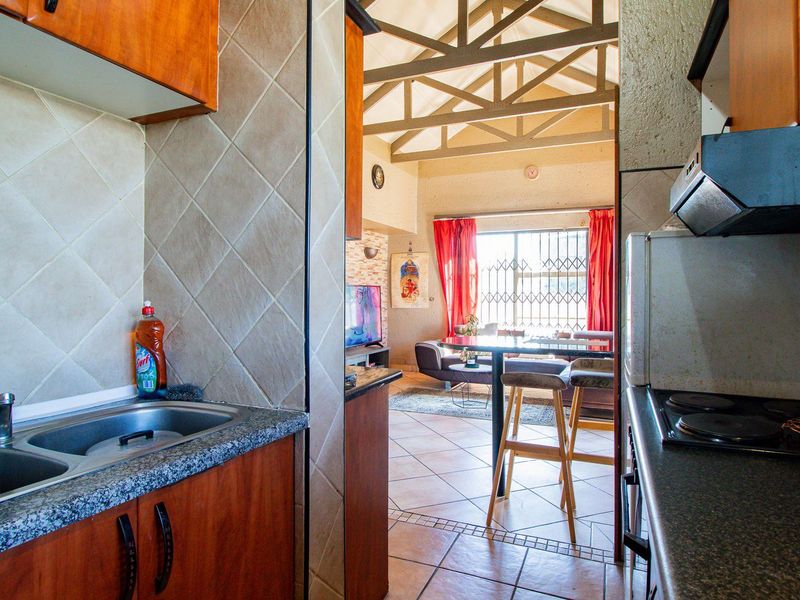 Immaculate 2 Bedroom Townhouse in the Hutch Complex - Photo 6